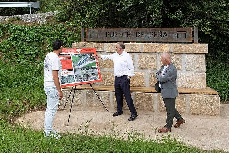 Media inaugura la urbanización del acceso al barrio Navalín en Villaescusa