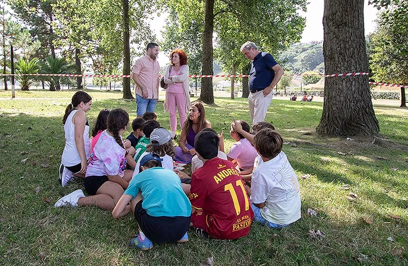 Gómez del Río considera «fundamental» impulsar la conciliación familiar a través del Plan Corresponsables en su visita al Campamento Urbano de Suances