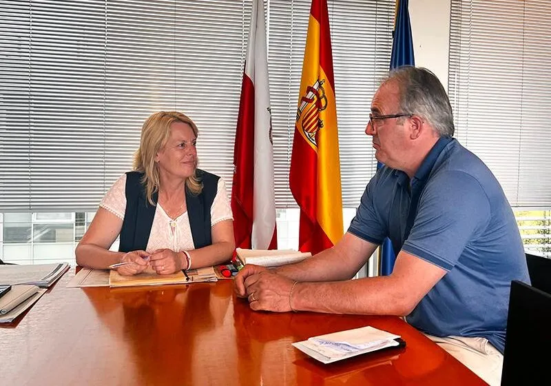  La consejera de Desarrollo Rural repasa con el alcalde de Vega de Liébana proyectos clave en el municipio