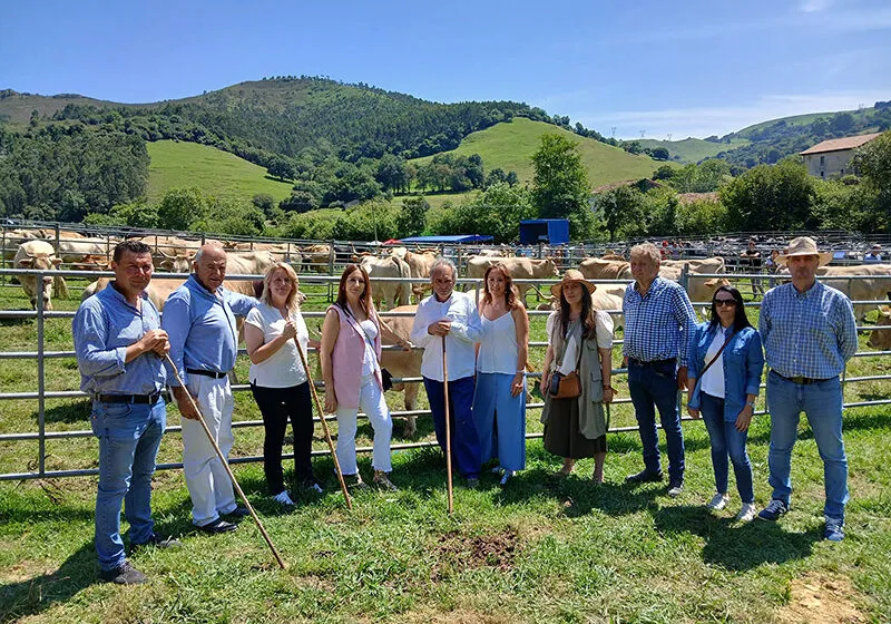 Noticias de Cantabria | El Cántabro | La consejera de Desarrollo Rural reitera el apoyo del Gobierno al sector primario en la concentración ganadera de Gandarilla