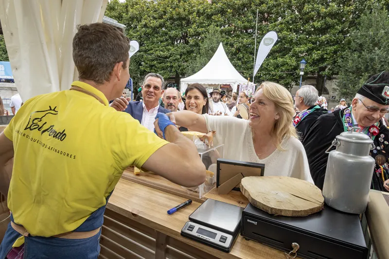 Noticias de Cantabria | El Cántabro | La consejera ha inaugurado la VII Feria del Queso de Cantabria, donde 14 queserías se dan cita del 1 al 3 de agosto en la Plaza de Pombo, que abrirá al público en horario de mañana y tarde