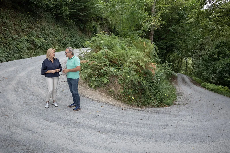  Susinos visita Vega de Pas para supervisar actuaciones de su departamento para mejorar las infraestructuras agrarias