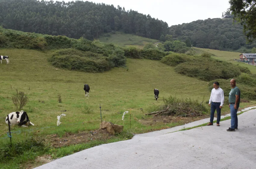  Piélagos recupera el camino vecinal que une los barrios La Pepia y La Valleja en Mortera e instala nueva señalética en el entorno de la Cueva de las Penas