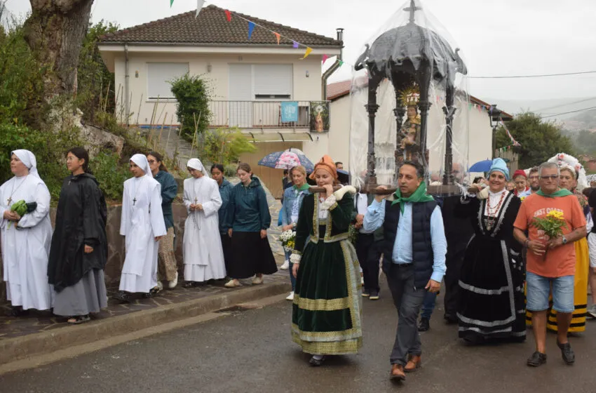 La Virgen de Valencia regresa al Santuario arropada por gaitas, flores y devoción
