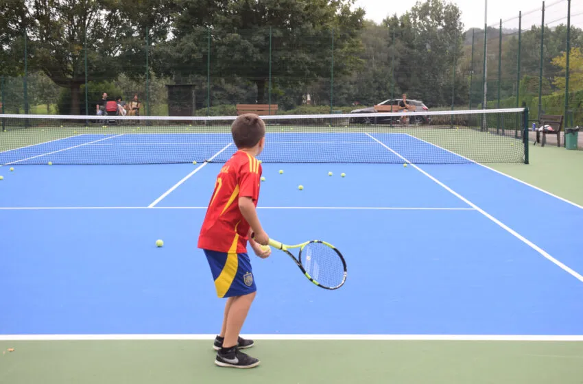  Casi un centenar de niños y jóvenes aprenden y perfeccionan tenis cada curso en la Escuela Municipal de Piélagos