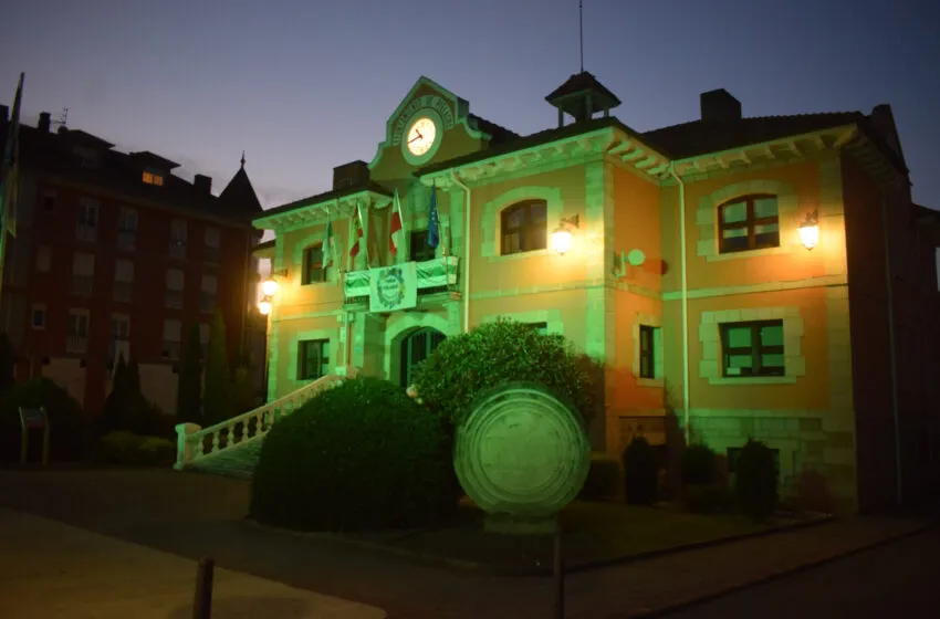  Piélagos ilumina su Ayuntamiento de verde por el Día Mundial del Farmacéutico