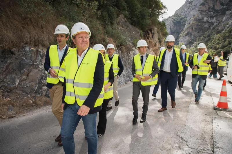 Santano pone en valor las obras de la carretera del Desfiladero de La Hermida con una inversión de casi 114 millones de euros