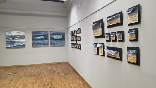 Noticias de Cantabria | El Cántabro | Mamen Restegui presenta en El Espolón de Comillas la doble exposición *Entre cenizas y flores* y *Agua y Barro*