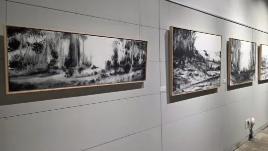 Noticias de Cantabria | El Cántabro | Mamen Restegui presenta en El Espolón de Comillas la doble exposición *Entre cenizas y flores* y *Agua y Barro*