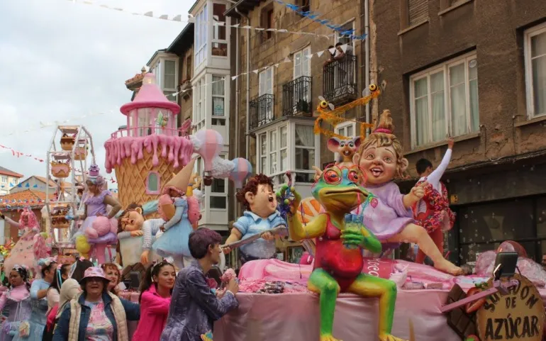  “Subidón de azúcar” endulza San Mateo 2025 y se lleva el primer premio del Concurso de Carrozas en Reinosa