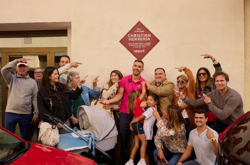  Christian Herrería, trabajador de una conservera en Santoña, recibe un emocionante homenaje sorpresa en su pueblo por madrugar cada día.