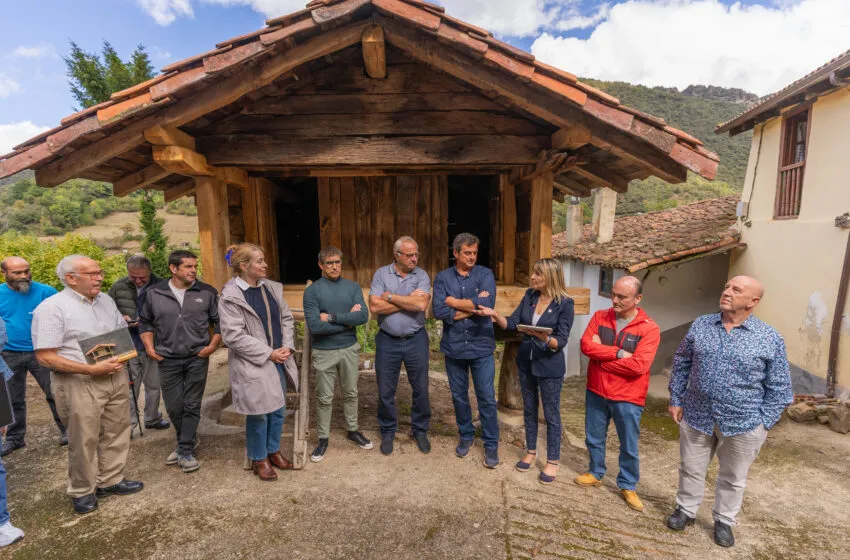 La inauguración del hórreo restaurado de Avellanedo y un sello conmemorativo para peregrinos cierran las VI Jornadas Internacionales de la Cultura de los Graneros Elevados Tradicionales