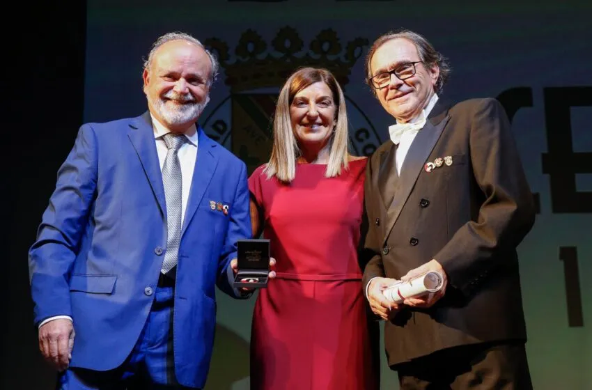 Noticias de Cantabria | El Cántabro | Buruaga entrega la insignia ‘C’ cultural de Cantabria a la Coral de Torrelavega, una “institución de leyenda”