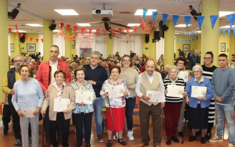  Los mayores reinosanos recibieron el homenaje del Ayuntamiento de Reinosa