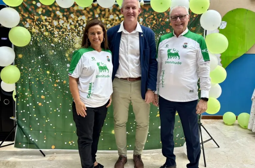 Noticias de Cantabria | El Cántabro | Gómez del Río visita la residencia Virgen de la Barquera acompañada de los niños de la Fundación Racing dentro del programa 'Corazones Verdiblancos'