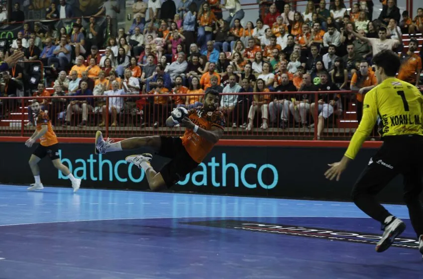  Remontada épica en el Trueba: el Bathco BM Torrelavega firma su segunda victoria consecutiva ante BM Logroño La Rioja