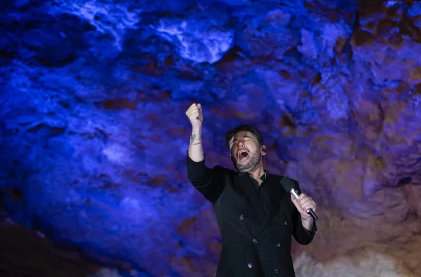 Miguel Poveda inauguró anoche el ciclo musical ‘Los Conciertos de El Soplao, el escenario más antiguo del mundo’