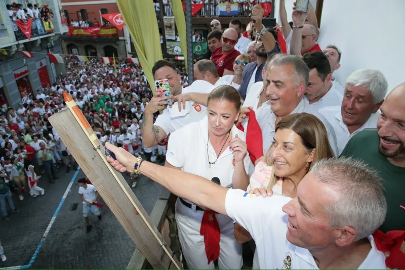 Noticias de Cantabria | El Cántabro | Buruaga asiste en Ampuero al chupinazo de las Fiestas de la Virgen Niña, declaradas de Interés Turístico Nacional