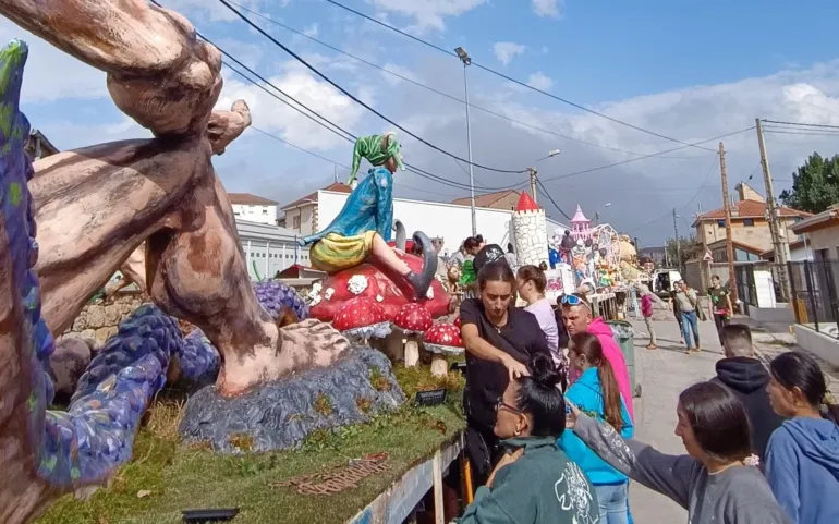  8 carrozas y 7 minicarrozas participan en el desfile de esta noche
