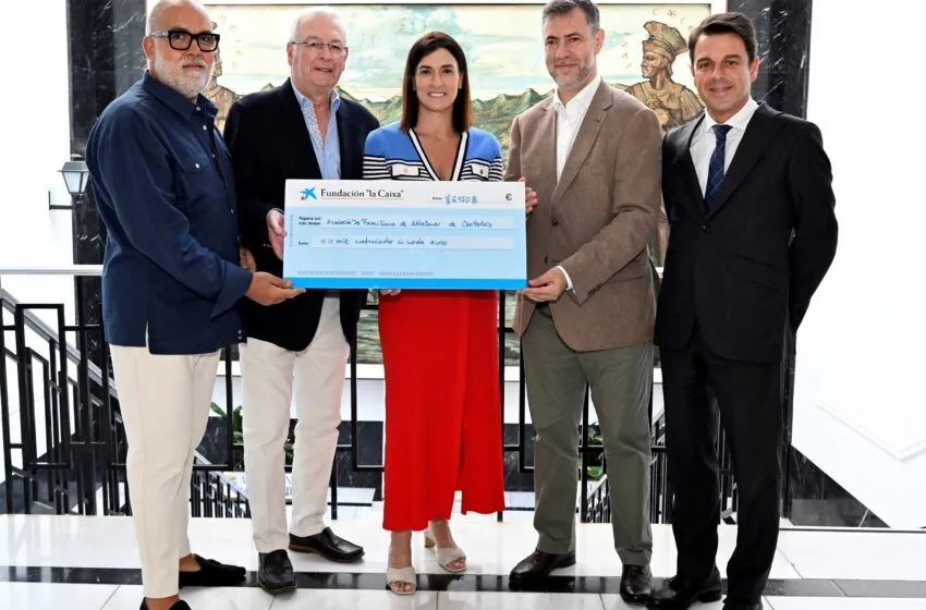 Noticias de Cantabria | El Cántabro | La Asociación de Familiares de Enfermos de Alzheimer recibe 6.450 euros de la Gala del Folclore