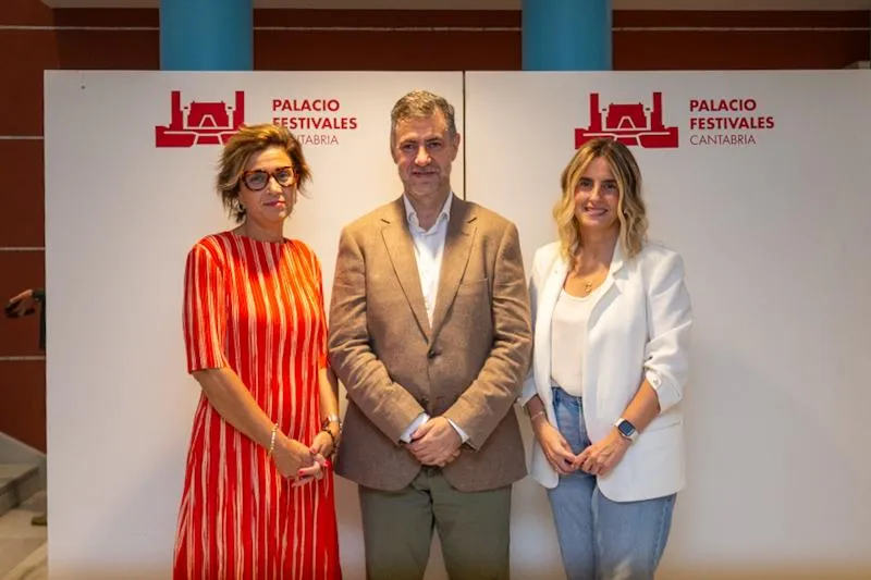 Martínez Abad asiste al espectáculo ‘Lake machine’ que marca el arranque de la nueva programación del Palacio de Festivales de Cantabria