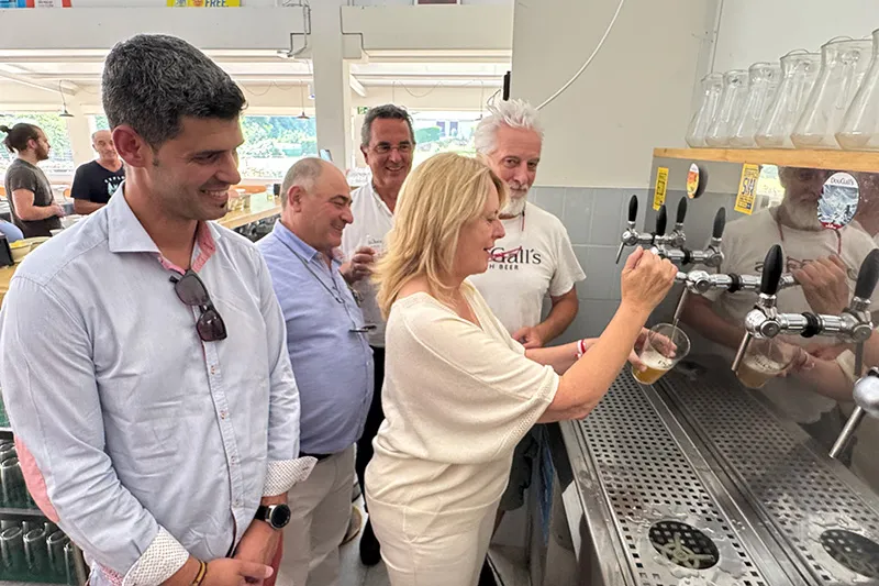  Susinos elogia la elaboración de la cerveza artesanal DouGall’s, una empresa cántabra «ejemplo de emprendimiento»