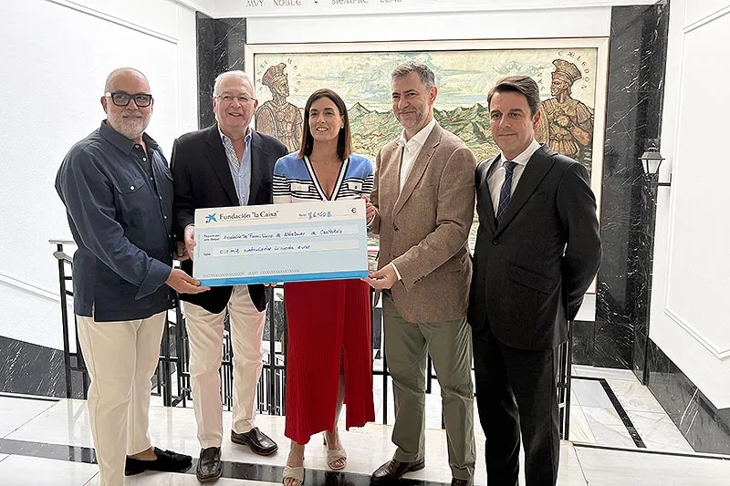 Noticias de Cantabria | El Cántabro | La Asociación de Familiares de Alzheimer de Cantabria recibe la recaudación de XXIV Gala del Folclore Cántabra