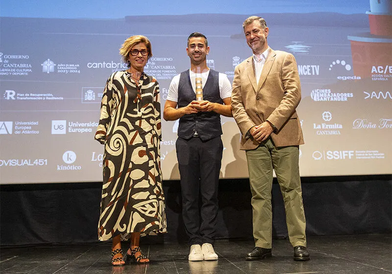 Martínez Abad entrega el ‘Faro de Plata’ al premio del público al filme ‘El poder del silencio’ de Saúl Pérez Ruano