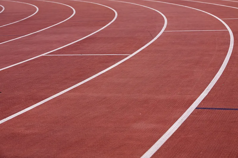 El Gobierno invertirá 45.000 euros en la mejora de las pistas de atletismo de Laredo
