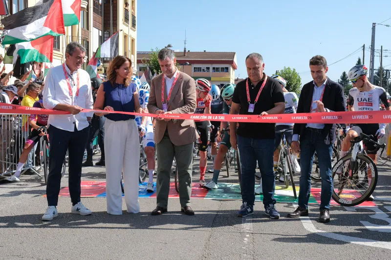  Martínez Abad despide en Cabezón de la Sal a la Vuelta Ciclista a su paso por Cantabria