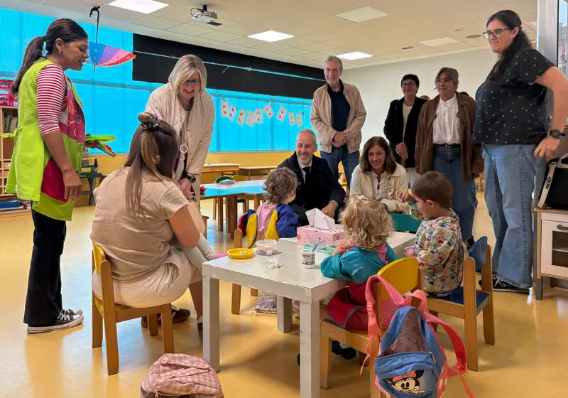  Silva visita la reforma integral de los aseos del CEIP Pérez Galdós en Requejada