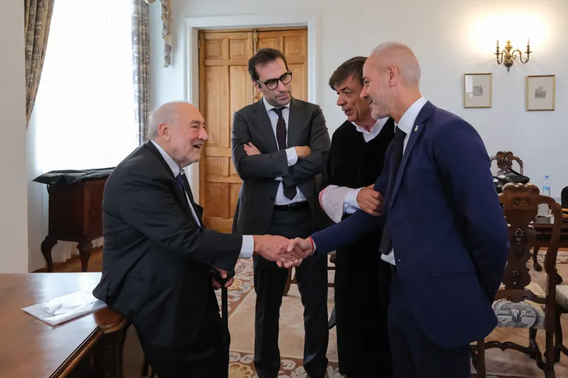 El consejero de Educación asiste al acto de investidura como doctor honoris causa del economista Joseph E. Stiglitz
