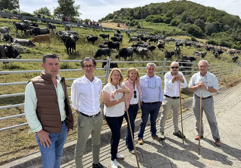  María Jesús Susinos asiste a la Feria de San Antolín en Polaciones para respaldar al sector primario