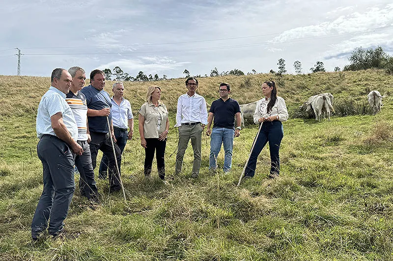 Susinos reitera el apoyo del Gobierno de Cantabria a los ganaderos afectados por los incendios de León en su visita a la finca La Jaya, en Guriezo