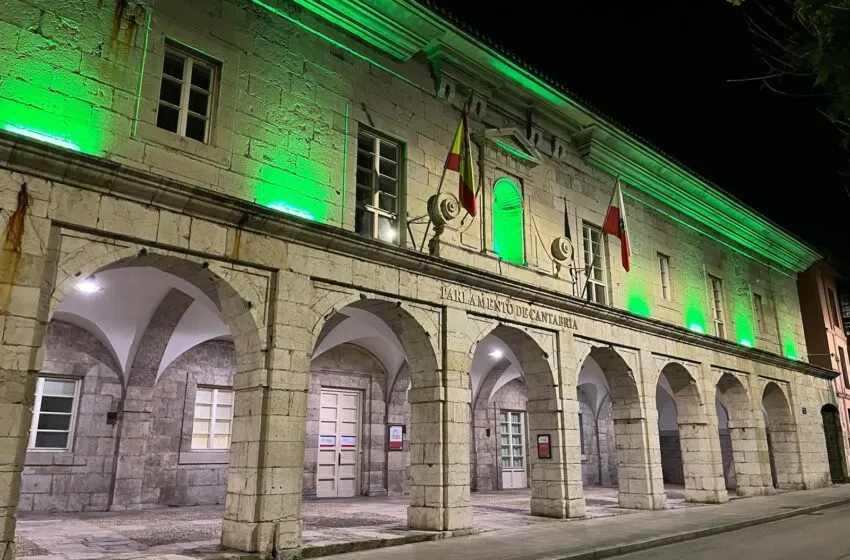 Noticias de Cantabria | El Cántabro | El Parlamento de Cantabria se ilumina de verde en apoyo a la lucha contra la meningitis