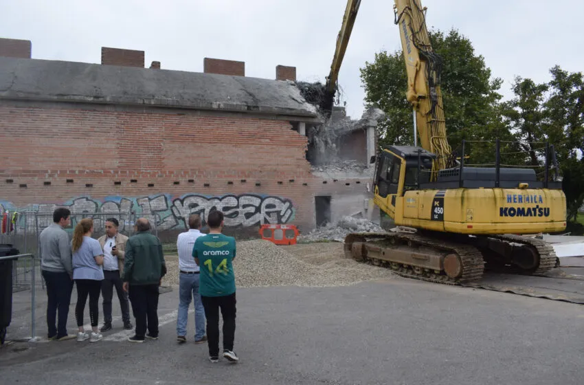 Piélagos inicia la demolición del “edificio fantasma” de Arce para construir una nueva pista deportiva, un área infantil y 30 plazas de aparcamiento