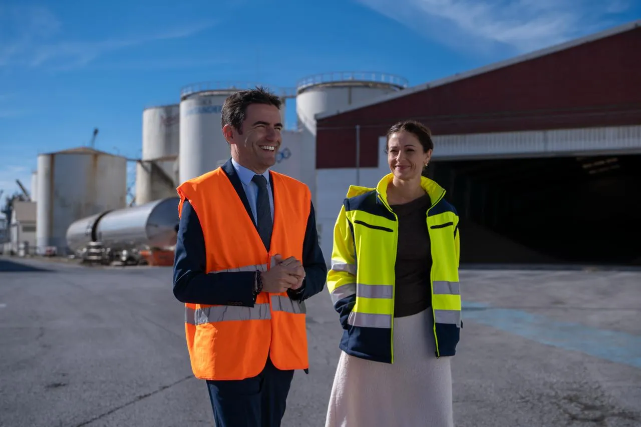 Casares avanza la búsqueda de nuevos espacios para ampliar la Zona Franca de Santander, una infraestructura “estratégica” para Cantabria