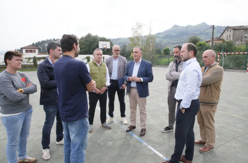  Media asiste al inicio de los trabajos de cubrición de la pista del CEIP Eugenio Perojo de Liérganes