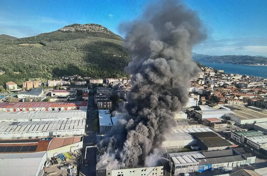  Un incendio calcina una conservera de Santoña