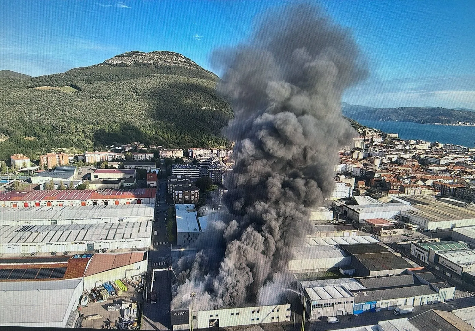 Un incendio calcina una conservera de Santoña