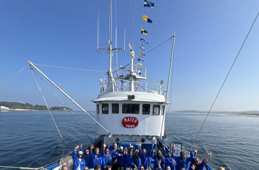 Más de un millar de cántabros se une a la Blue Expedition para frenar la invasión de plásticos marinos