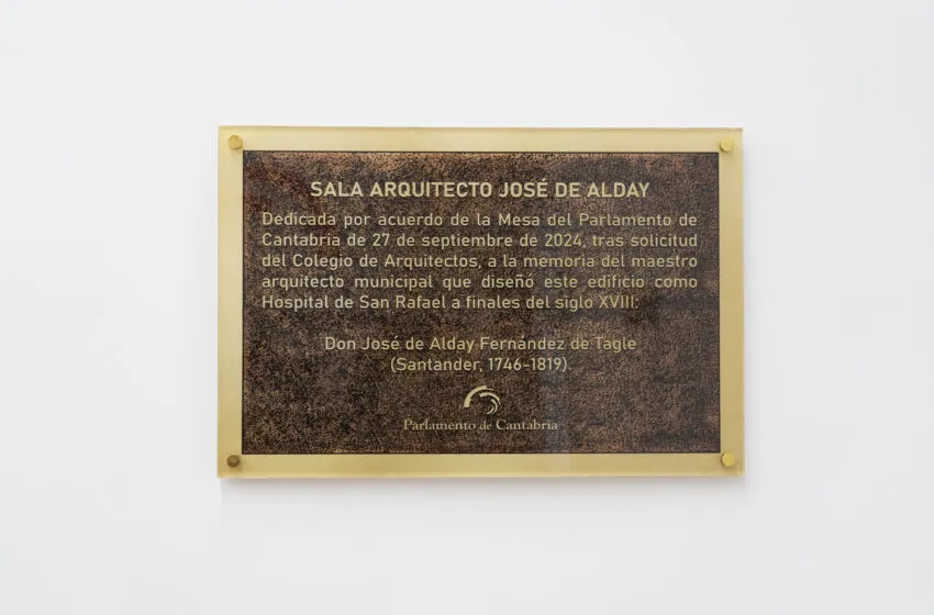  El Parlamento de Cantabria homenajea al arquitecto José de Alday con una placa conmemorativa