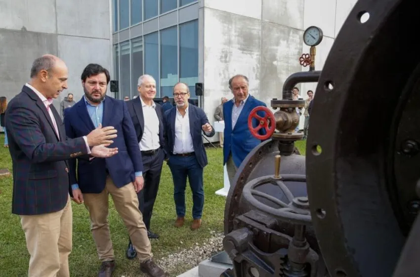 El Gobierno rinde homenaje a la ingeniería industrial cántabra con la colocación de la histórica turbina ‘Francis’ en el PCTCAN