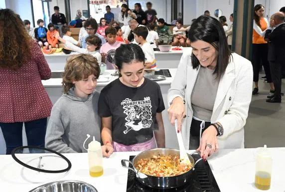 La ‘Cocina de la Plaza’ reabre su aula saludable en el Mercado de la Esperanza con escolares de Nueva Montaña