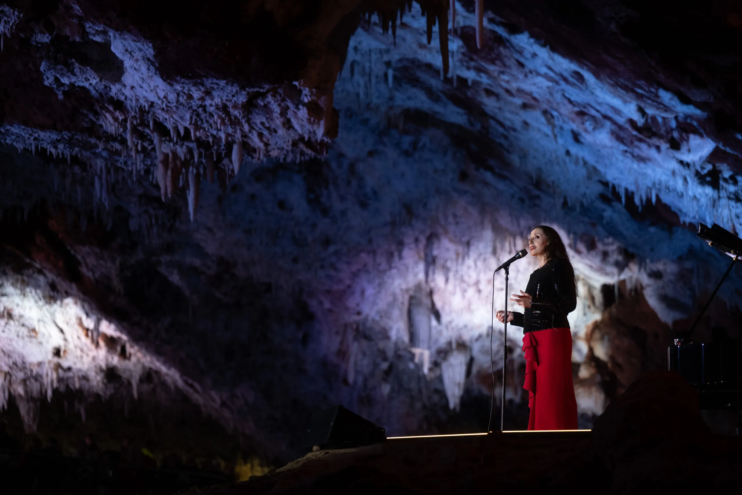 Luz Casal conquista al público de El Soplao con un espectáculo exclusivo y diseñado para el escenario de la cueva