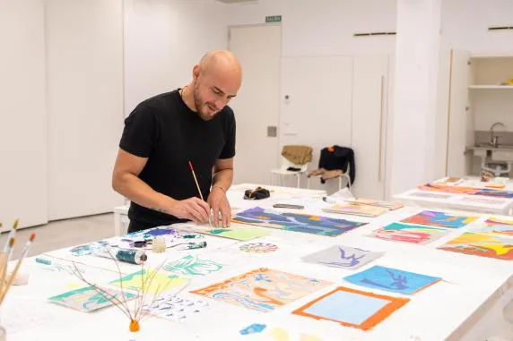 Noticias de Cantabria | El Cántabro | La Fábrica de Creación abre su estudio al público para conocer al artista residente Juan Pablo Alcíbar