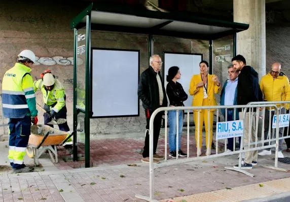 El TUS inicia la instalación de 41 nuevas marquesinas en toda la red de Santander