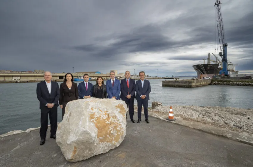 Noticias de Cantabria | El Cántabro | Buruaga coloca la primera piedra del muelle de Raos 6, obra "imprescindible" para el crecimiento y la competitividad del Puerto de Santander
