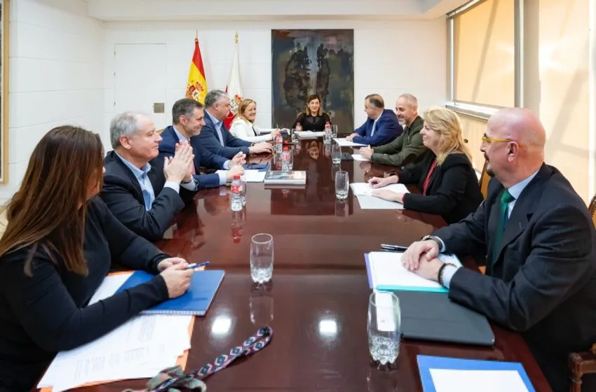  El Consejo de Gobierno aprueba invertir más de 635.000 euros en una pista de pádel, piscina y un nuevo edificio en el complejo deportivo El Castañal de Selaya