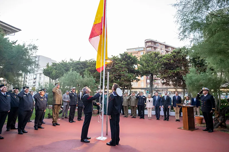 La consejera de Presidencia asiste al acto de arriado de la bandera con motivo del Día de la Fiesta Nacional